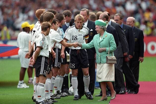 IMAGO Iconic Moments, Fußball Mehmet Scholl, Jürgen Klinsmann und Queen Elizabeth II. Fußball, Europameisterschaft 1996, EM, Finale London, Deutschland - Tschechien