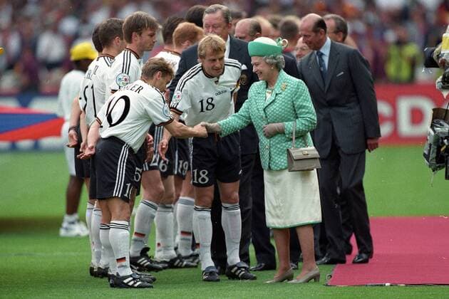 Fußball, EM Finale 1996 in London, Deutschland - Tschechien 2:1 n.V. Thomas Häßler, Jürgen Klinsmann und Queen Elizabeth II. Fußball, Europameisterschaft 1996, EM, Finale London, Deutschland - Tschechien