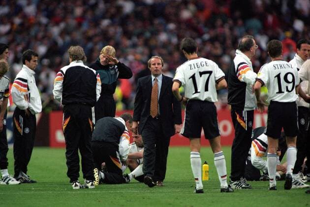 Pause vor der Verlängerung, Bundestrainer Berti Vogts und Christian Ziege Fußball, Europameisterschaft 1996, EM, Finale London, Deutschland - Tschechien