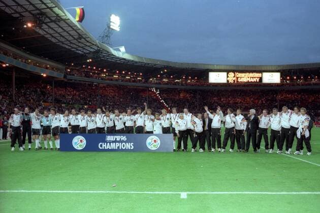 Fußball, EM Finale 1996 in London, Deutschland - Tschechien 2:1 n.V. Europameister Deutschland - Steffen Freund, Oliver Reck, Stefan Reuter, Stefan Kuntz, Jürgen Kohler, Mehmet Scholl, Andreas Köpke, Dieter Eilts, Andreas Möller, Fredi Bobic, Oliver Bierhoff, Thomas Strunz, Markus Babbel, Christian Ziege, Thomas Helmer, Marco Bode, Jürgen Klinsmann, Thomas Häßler, Rene Schneider, Jens Todt, Oliver Kahn und Matthias Sammer und der Betreuerstab mit Bundestrainer Berti Vogts Fußball, Europameisterschaft 1996, EM, Finale London, Deutschland