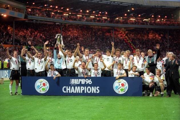 Europameister Deutschland - Steffen Freund, Oliver Reck, Stefan Reuter, Stefan Kuntz, Jürgen Kohler, Mehmet Scholl, Andreas Köpke, Dieter Eilts, Andreas Möller, Fredi Bobic, Oliver Bierhoff, Thomas Strunz, Markus Babbel, Christian Ziege, Thomas Helmer, Marco Bode, Jürgen Klinsmann, Thomas Häßler, Rene Schneider, Jens Todt, Oliver Kahn und Matthias Sammer Fußball, Europameisterschaft 1996, EM, Finale London, Deutschland