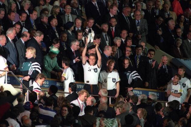 Fußball, EM Finale 1996 in London, Deutschland - Tschechien 2:1 n.V. Europameister Deutschland - Oliver Bierhoff mit dem EM Pokal, dahinter Queen Elizabeth II. Fußball, Europameisterschaft 1996, EM, Finale London, Deutschland