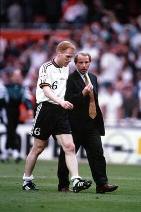 Bundestrainer Berti Vogts im Gespräch mit Matthias Sammer (Deutschland)