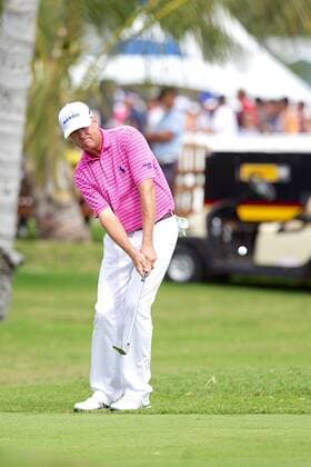 January 15, 2016 - Honolulu, Hawaii: Davis Love III chips on to the 9th green during play of the second round of the Sony Open at Waialae Country Club in Honolulu, Hawaii. PGA Golf Herren Golf: Sony Open JAN15 - ZUMAc04_