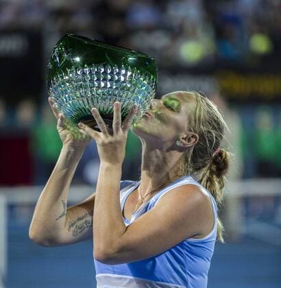 (160116) -- SYDNEY, Jan. 15, 2016 -- Svetlana Kuznetsova of Russia kisses the trophy during the awarding ceremony of the women s singles final against Monica Puig of Puerto Rico at the Apia International Sydney tennis tournament in Sydney, Australia, Jan. 15, 2016. Svetlana Kuznetsova won 2-0. ) (SP)AUSTRALIA-SYDNEY-TENNIS-APIA INTERNATIONAL SYDNEY ZhuxHongye 