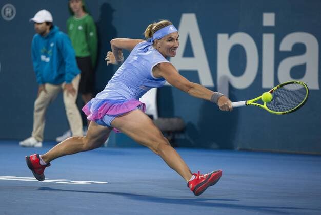 (160116) -- SYDNEY, Jan. 15, 2016 -- Svetlana Kuznetsova of Russia hits a return during the women s singles final against Monica Puig of Puerto Rico at the Apia International Sydney tennis tournament in Sydney, Australia, Jan. 15, 2016. Svetlana Kuznetsova won 2-0. ) (SP)AUSTRALIA-SYDNEY-TENNIS-APIA INTERNATIONAL SYDNEY ZhuxHongye 