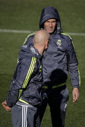 Fußball, Training Real Madrid Head coach of Real Madrid, French Zinedine Zidane (R), and his assistant David Bettoni attend a training session held at Valdebebas sports city in Madrid, Spain, 16 January 2016. Real Madrid will face Sporting Gijon in a Spanish Primera Division League soccer match on 17 January. REAL MADRID TRAINING !ACHTUNG: NUR REDAKTIONELLE NUTZUNG!  20160116-635885452035836755