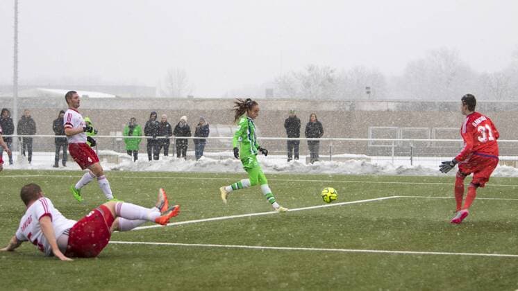 Fußball, Testspiel, VfL Wolfsburg - TSV Danndorf; Tessa Wullaert (Wolfsburg, 10) Torschützin zum 3:1 ,scores the goal, Tor, Torschuss, Abschluss, Torabschluss, Torerfolg, Aktion, action. xtgx