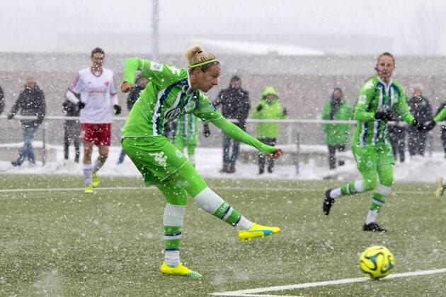 Fußball, Testspiel, VfL Wolfsburg - TSV Danndorf; Zsanett Jakabfi (Wolfsburg, 3) Torschützin zum 1:1 ,scores the goal, Tor, Torschuss, Abschluss, Torabschluss, Torerfolg, Aktion, action. xtgx