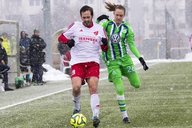Fußball, Testspiel, VfL Wolfsburg - TSV Danndorf; v.l. Patrick Treydel gegen Caroline Graham Hansen (Wolfsburg, 26) Zweikampf, Duell, duell, tackle, Tackling, Aktion, action. xtgx
