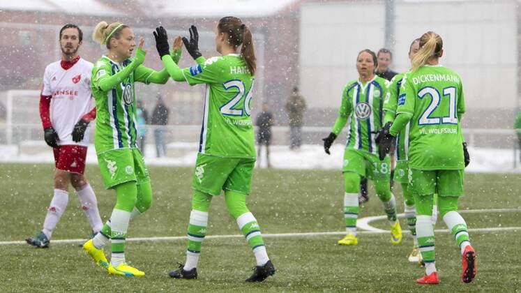 Fußball, Testspiel, VfL Wolfsburg - TSV Danndorf; v.l. Zsanett Jakabfi (Wolfsburg, 3) und Caroline Graham Hansen (Wolfsburg, 26) Jubel, Torjubel, Freude, Emotion, Torerfolg, Aktion, action, goal, goal celebration, celebrates. xtgx