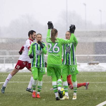 Fußball, Testspiel, VfL Wolfsburg - TSV Danndorf; Tessa Wullaert (Wolfsburg, 10) Jubel, Torjubel, Freude, Emotion, Torerfolg, Aktion, action, goal, goal celebration, celebrates. xtgx