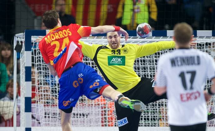 Handball Wroclaw Breslau 16.01.2016 Europameisterschaft der Herren Vorrunde Gruppe C Spanien (ESP) - Deutschland (GER) Andreas Wolff (Deutschland, TW, No.33) MORROS DE ARGILA Viran (Spanien, No.24)