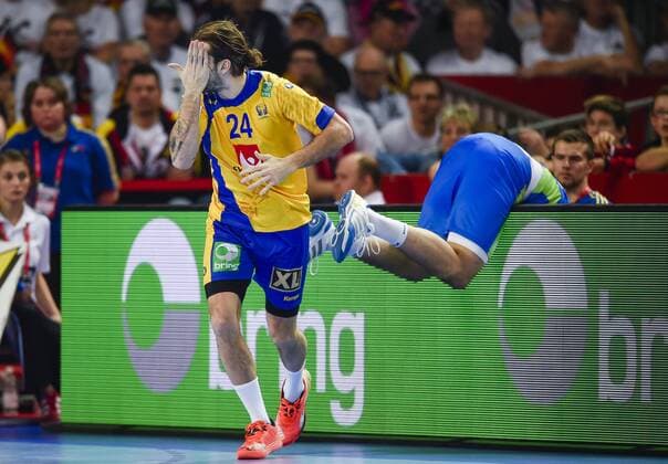 160116 Sloveniens Vid Poteko vs Schwedens Fredrik Petersen - Handball EM, Nationalteam Schweden vs Slovenien, 16 Januar 2016 in Wroclaw  Copyright: JOHANNAxLUNDBERG BB160116JL086