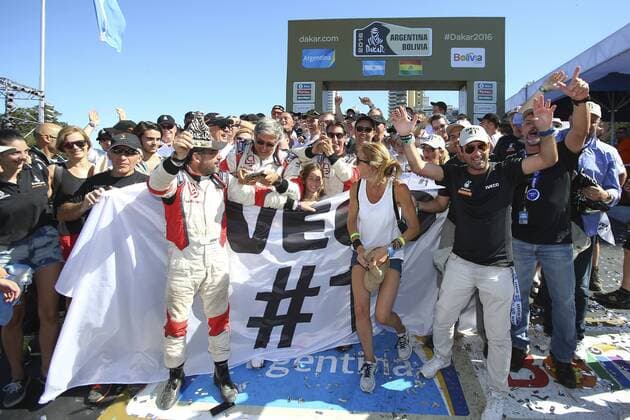 Argentine Federico Villagra (4L) of IVECO team, celebrates his third position in the truck category of the Rally Dakar 2016, in Rosario, Argentina, 16 January 2016. RALLY DAKAR 2016 - FINAL STAGE !ACHTUNG: NUR REDAKTIONELLE NUTZUNG!  ARG50 20160117-635886175261720276