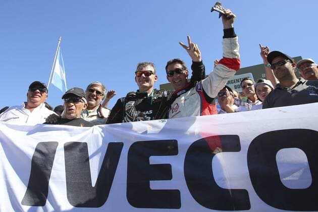 Argentine Federico Villagra (C-R) and Gerard de Rooy (C-R), of IVECO team, celebrate their third and first position, respectively, in the truck category of the Rally Dakar 2016, in Rosario, Argentina, 16 January 2016. RALLY DAKAR 2016 - FINAL STAGE !ACHTUNG: NUR REDAKTIONELLE NUTZUNG!  ARG50 20160117-635886176492240388