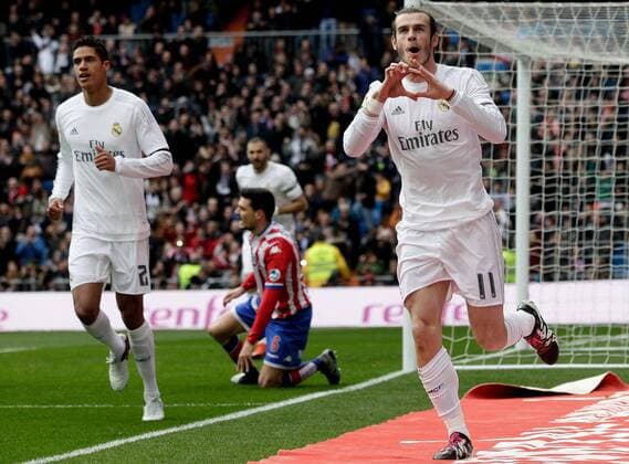 Real Madrid s Welsh Gareth Bale (R) celebrates after scoring against Sporting Gijon during their Spanish Primera Division soccer match at Santiago Bernabeu stadium in Madrid, Spain, 17 January 2016. REAL MADRID VS SPORTING GIJON !ACHTUNG: NUR REDAKTIONELLE NUTZUNG!  MD 20160117-635886444740361898