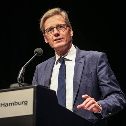 Deutschland, Hamburg ,CCH, Fussball, 1. Bundesliga, Saison 2015 2016 , Mitgliederversammlung des Hamburger SV , Aufsichtsratsvorsitzender Karl Gernandt (HSV)