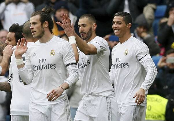 Real Madrid s Portuguese striker Cristiano Ronaldo (R) celebrates with teammates after scoring against Sporting Gijon during their Spanish Primera Division soccer match at Santiago Bernabeu stadium in Madrid, Spain, 17 January 2016. REAL MADRID VS SPORTING GIJON !ACHTUNG: NUR REDAKTIONELLE NUTZUNG!  MD 20160117-635886460851782619