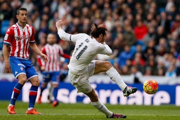 Real Madrid s Welsh Garteh Bale controls the ball during the Spanish Primera Division soccer match played against Sporting Gijon at Santiago Bernabeu stadium in Madrid, Spain, 17 January 2016. REAL MADRID VS SPORTING GIJON !ACHTUNG: NUR REDAKTIONELLE NUTZUNG!  MD 20160117-635886462827821952
