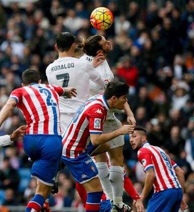 Real Madrid s Welsh Garteh Bale (top, R) heads the ball during the Spanish Primera Division soccer match played against Sporting Gijon at Santiago Bernabeu stadium in Madrid, Spain, 17 January 2016. REAL MADRID VS SPORTING GIJON !ACHTUNG: NUR REDAKTIONELLE NUTZUNG!  MD 20160117-635886462854029784