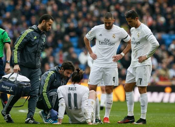 Real Madrid s Welsh gareth Bale (C) lies injured on the field during the Spanish Primera Division soccer match played against Sporting Gijon at Santiago Bernabeu stadium in Madrid, Spain, 17 January 2016. REAL MADRID VS SPORTING GIJON !ACHTUNG: NUR REDAKTIONELLE NUTZUNG!  MD 20160117-635886470253912688