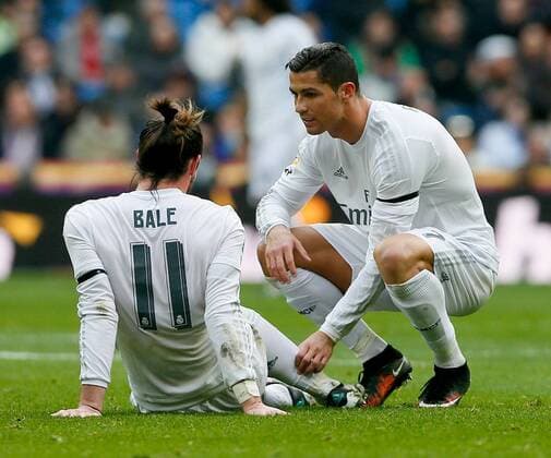 Real Madrid s Welsh gareth Bale (L) lies injured on the field next to teammate, Portuguese Cristiano Ronaldo during the Spanish Primera Division soccer match played against Sporting Gijon at Santiago Bernabeu stadium in Madrid, Spain, 17 January 2016. REAL MADRID VS SPORTING GIJON !ACHTUNG: NUR REDAKTIONELLE NUTZUNG!  MD 20160117-635886471861336688