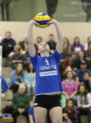 Volleyball Hessen - 2. Bundesliga - Süd Frauen 17.01.2016 TG Bad Soden (blau) - MTV Stuttgart II (ws) v.l. Pauline Schultz (TGBS) TG Bad Soden - MTV Stuttgart II
