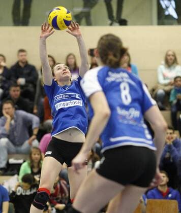 Volleyball Hessen - 2. Bundesliga - Süd Frauen 17.01.2016 TG Bad Soden (blau) - MTV Stuttgart II (ws) v.l. Pauline Schultz (TGBS), Julia Osterloh (TGBS) TG Bad Soden - MTV Stuttgart II