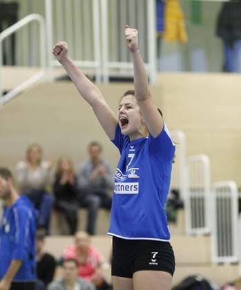 Volleyball Hessen - 2. Bundesliga - Süd Frauen 17.01.2016 TG Bad Soden (blau) - MTV Stuttgart II (ws) v.l. Katharina Hinrichsen (TGBS) TG Bad Soden - MTV Stuttgart II