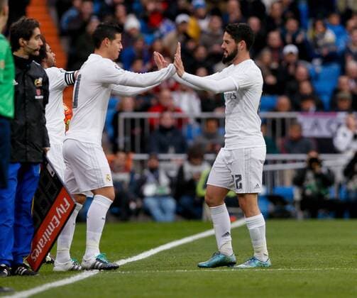 Real Madrid s Spanish Francisco Alarcon Isco (R) is substituted by Colombian James Rodriguez during their Spanish Primera Division soccer match played against Sporting Gijon at Santiago Bernabeu stadium in Madrid, Spain, 17 January 2016. REAL MADRID VS SPORTING GIJON !ACHTUNG: NUR REDAKTIONELLE NUTZUNG!  MD 20160117-635886486415199175