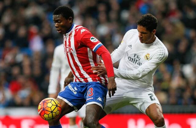 Real Madrid s French defender Raphael Varane (R) fights for the ball with Sporting Gijon s Cameroonian Daniel Ndi during their Spanish Primera Division soccer match at Santiago Bernabeu stadium in Madrid, Spain, 17 January 2016. REAL MADRID VS SPORTING GIJON !ACHTUNG: NUR REDAKTIONELLE NUTZUNG!  MD 20160117-635886492760770498