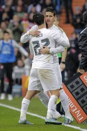 Real Madrid s Spanish Francisco Alarcon Isco (L) is substituted by Colombian James Rodriguez during their Spanish Primera Division soccer match played against Sporting Gijon at Santiago Bernabeu stadium in Madrid, Spain, 17 January 2016. REAL MADRID VS SPORTING GIJON !ACHTUNG: NUR REDAKTIONELLE NUTZUNG!  MD 20160117-635886493423922247