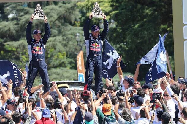Bilder des Tages - SPORT - ROSARIO, ARGENTINA: French driver Stephane Peterhansel and his co-driver J.P. Cotret and their 2008 DKR Peugeot, celebrate at the final stage of the 2016 Dakar Rally Race from Villa Carlos Paz to Rosario, Argentina, on Saturday 16 January 2016. The 2016 Dakar Rally takes place from 03 till 16 January 2014 in Argentina and Bolivia. WILLYxWEYENS  x04775597x