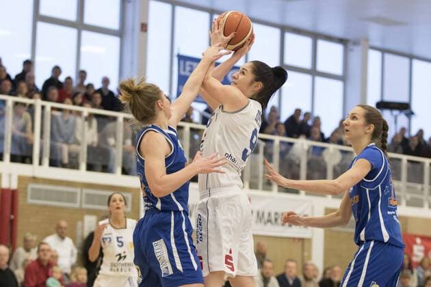 Julia Köppl (Marburg, re) gegen Melissa Williams (Oberhausen) 17.1.2016 xmhx 1. Bundesliga Damenbasketball DBBL, BC Pharmaserv Marburg Blue Dolphins - EVO New Baskets Oberhausen