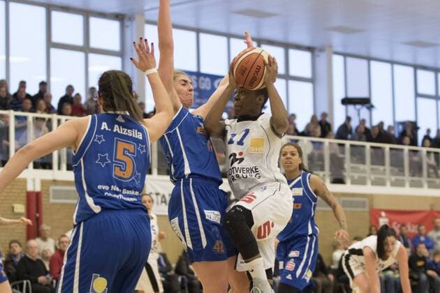 Tonsiha Baker (Marburg, re) gegen Melissa Williams (Oberhausen) 17.1.2016 xmhx 1. Bundesliga Damenbasketball DBBL, BC Pharmaserv Marburg Blue Dolphins - EVO New Baskets Oberhausen