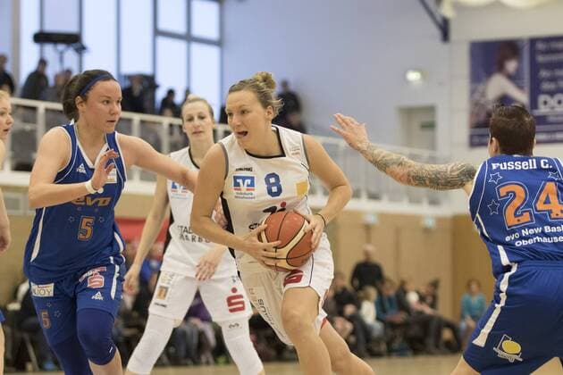 Finja Schaake (Marburg, mi) gegen Ance Aizsila (Oberhausen) 17.1.2016 xmhx 1. Bundesliga Damenbasketball DBBL, BC Pharmaserv Marburg Blue Dolphins - EVO New Baskets Oberhausen