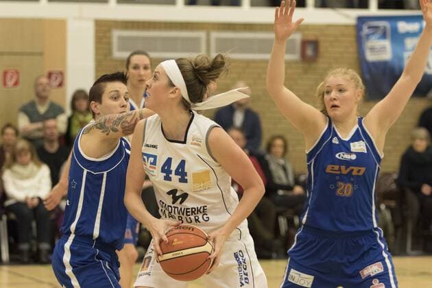Stephanie Lee (Marburg, re) gegen Chassidy Fussell (Oberhausen) 17.1.2016 xmhx 1. Bundesliga Damenbasketball DBBL, BC Pharmaserv Marburg Blue Dolphins - EVO New Baskets Oberhausen