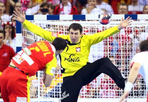 KRAKOW , TAURON ARENA 17.01.2016 HANDBALL MEN S EHF EURO 2016 POLAND PRELIMINARY ROUND GROUP A MACEDONIA - POLAND: KIRIL LAZAROV ( MCD ) SLAWOMIR SZMAL ( POL )  160117MIN168