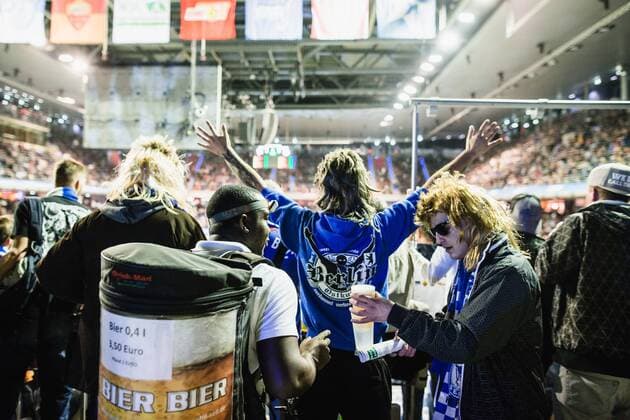 Berlin, Deutschland, 16.01.2016: Fußballturnier AOK Traditionsmasters 2016. Ein Hertha-Fan kauft ein Bier.