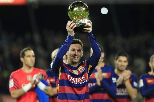 (160118) -- BARCELONA, Jan. 18, 2016 -- Barcelona s Lionel Messi holds up his fifth Ballon d Or before the Spanish first division soccer match against Athletic Club de Bilbao in Barcelona, Spain, on Jan. 17, 2016. Barcelona won 6-0. ) (SP)SPAIN-BARCELONA-SOCCER-LIGA-BARCELONA VS. BILBAO PauxBarrena 