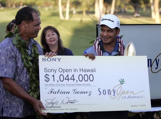January 17, 2016 - Sony Open winner Fabian Gomez celebrates after the final round of the Sony Open at the Waialae Country Club in Honolulu, HI. - PGA Golf Herren Tour: Sony Open JAN17 - ZUMAc04_