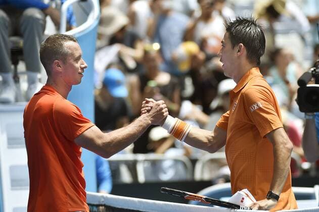 Bilder des Tages - SPORT Nishikori proceeds to Australian Open 2nd round Philipp Kohlschreiber (L) of Germany and Kei Nishikori of Japan shake hands after their first-round match at the Australian Open in Melbourne on Jan. 18, 2016. Nishikori won 6-4, 6-3, 6-3. 