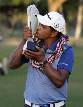 January 17, 2016 - Sony Open winner Fabian Gomez celebrates after the final round of the Sony Open at the Waialae Country Club in Honolulu, HI. - PGA Golf Herren Tour: Sony Open JAN17 - ZUMAc04_