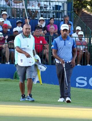 January 17, 2016 - Caddie Coco Monteros helps identify the break to winner Fabian Gomez on during the playoff of the final round of the Sony Open at the Waialae Country Club in Honolulu, HI. - PGA Golf Herren Tour: Sony Open JAN17 - ZUMAc04_