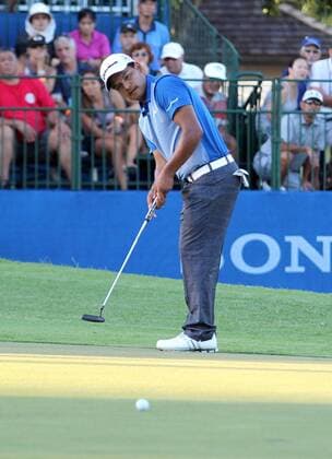 January 17, 2016 - Fabian Gomez putts during the playoff of the final round of the Sony Open at the Waialae Country Club in Honolulu, HI. - PGA Golf Herren Tour: Sony Open JAN17 - ZUMAc04_