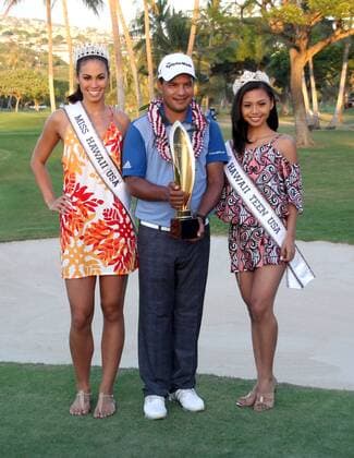 January 17, 2016 - Sony Open winner Fabian Gomez celebrates, with Miss Hawaii USA 2016 Chelsea Hardin and .Miss Hawaii Teen USA 2016 Joahnnalee Ucol after the final round of the Sony Open at the Waialae Country Club in Honolulu, HI. - PGA Golf Herren Tour: Sony Open JAN17 - ZUMAc04_