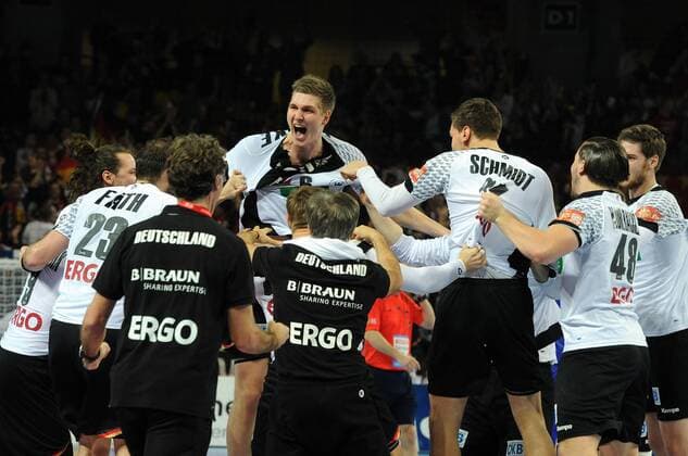 Wroclaw (POL), Centennial Hall Breslau (Polen), Jahrhunderthalle, 18.1.2016 EURO 2016, Handball-Europameister, Männer Deutschland vs Schweden Finn LEMKE, GER über der Mannschaft beim Schlussjubel. Foto- und alle