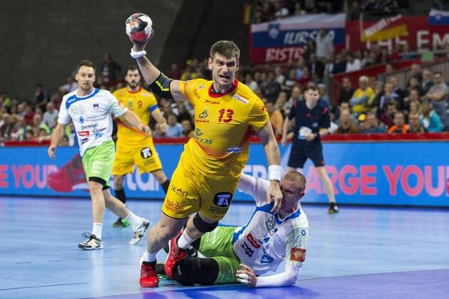 Breslau Julen Aguinagalde (Nr. 13, KS Vive Tauron Kielce) setzt sich gegen Matej Gaber (Nr. 22, Montpellier AHB) durch. Gruppe C: Slovenien - Spanien, Handball, Europameisterschaft, 18.01.16 Copyright: Koenigx Eibner-Pressefoto EP_fkg