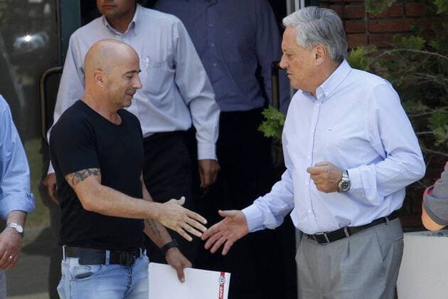 Fußball, Jorge Sampaoli hört als Nationaltrainer Chiles auf Santiago, hier mit Arturo Salah. 